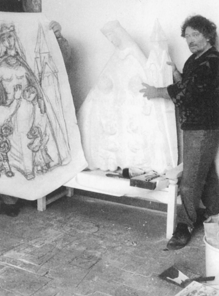 Der Bildhauer Jürgen Subert mit dem Entwurf der Madonna